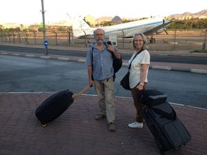 Mature-couple-on-a-budget-friendly-trip,-illustrating-retirement-travel-saving