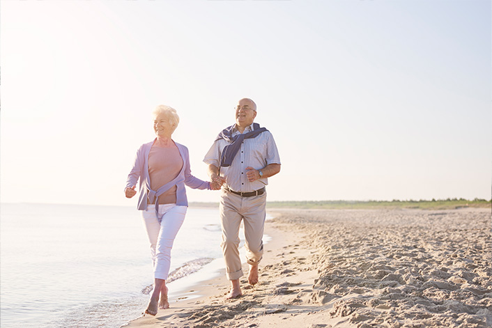 Retirement-Seniors-Walking-on-The-Beach